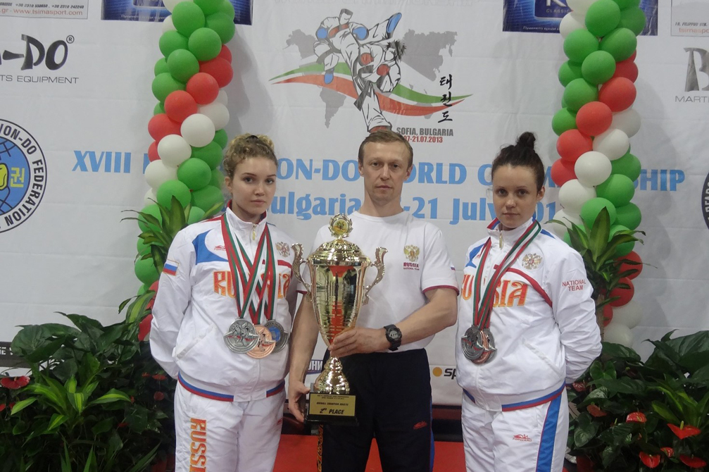 Александр Симаков с победительницами Чемпионата мира по тхэквондо ИТФ, 2013 год.